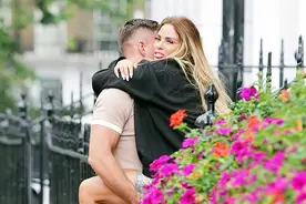 英国女星双脚受伤，小11岁男友抱进医院累到脸红，街边宠溺摸头杀图片