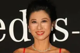 58岁叶倩文太拼了！穿紧身吊带勒出“大蜜桃”，凹凸有致太抢眼图片