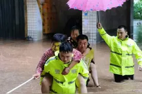 【一线警察】护送孕妇、涉洪水背出老人……重庆开州警方全力抗洪救援群众图片