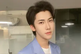 俊美男孩丁泽仁，白T紫西装，喝饮料的姿势都如此帅气图片
