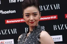 蒋欣穿衣又踩雷，无袖长裙直接暴露麒麟臂，勒出小肚子太真实了图片