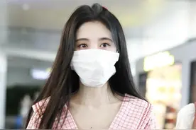 鞠婧祎穿着粉色格连衣裙，蝴蝶节搭配少女感十足，手抱玩偶超可爱图片