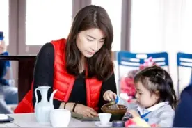 郭晶晶真会养女儿！穿白T恤配健美裤简约甜美，3岁身高已快超哥哥图片