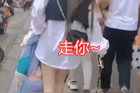 “最勇猛的小姨”火了，一手牵狗一手抱娃，这姿势比娃爹还豪横图片