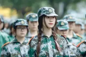 高颜值面孔频现！三校区联动，多图直击四川"超燃"军训现场！图片