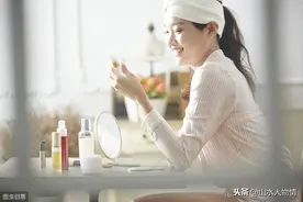 微笑的快乐的年轻美女图片