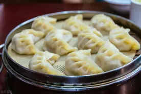 和饺子面，10个家庭9个错，牢记这一点，随便煮都不破皮还筋道图片