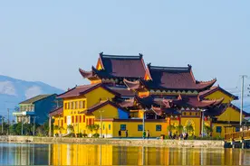 传说重庆江底有一座金竹寺，寺里长满了黄金竹子，有人还见到过图片