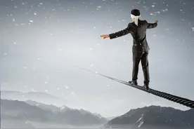中国对联出句：两眼蒙尘难见日；邀你对句图片