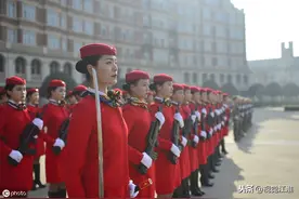 走进“准空姐”仪仗队，从1万多名女生中选拔出127人，服装全定制图片