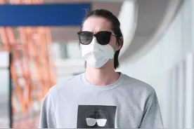 阿云嘎这身挺酷拽，背头加墨镜映衬卫衣搭配，个性有趣又挺显用心图片