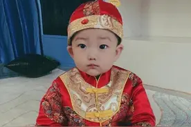 嘎子哥谢孟伟晒1岁二胎近照，大眼肉脸像爸爸，一改硬汉风说爱他图片