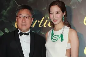 徐子淇太敢穿，裙子侧面仅用几根带子固定，真空穿礼服让人捏把汗图片