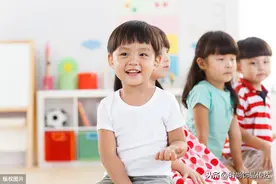 给孩子最多的守护，不少父母流行给宝宝戴上“守着”图片