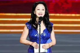 王姬真的越老越美，穿蓝色V领连衣裙勒出丰满身材，57岁风韵犹存图片