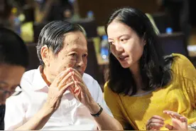 杨振宁老照片：小54岁的翁帆和原配很像，图7看望重病中的邓稼先图片