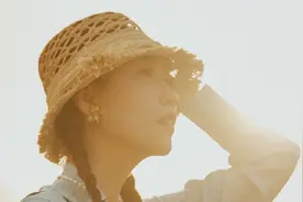 李晖不愧是明星资深造型师，穿衬衫半裙配双麻花辫，少女感十足图片