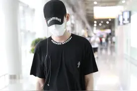 618晚会后张翰现身机场，舞台白色西装超绅士，舞台下一身黑很酷图片
