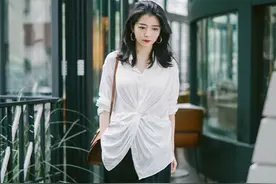 “塞衣角”已经过时了，三木这种“长半截”穿法才流行，时髦显瘦图片