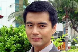 演员许亚军，四任妻子都是艺人，个个天生丽质，明星何晴是第三任图片