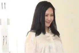 54岁李丽珍大秀露脐装，身材丰满风韵犹存，杀青仪式尽显风头图片