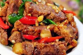 辣椒炒牛肉，辣滋滋香喷喷的炒牛肉，不柴不干香辣入味图片
