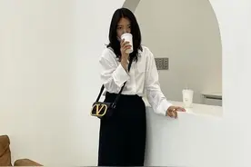 朴信惠在线示范“面试穿搭”，普通的衬衣黑裙却穿出清新气质图片