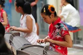 西安雅音艺德艺术培训中心迟迟不退学费，家长一气之下抱走一台古筝图片