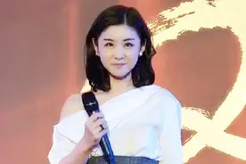 李小萌又现“高级式”搭配，斜肩上衣配阔腿裤，大腰封显瘦又洋气图片