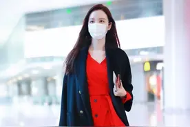 《安家》老板娘张萌机场街拍，红色纽扣裙干练优雅，成功女性标配图片