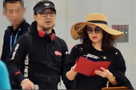 章子怡一家三口走机场，她涂红唇拎贵妇包超霸气，汪峰身后变跟班图片