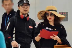 章子怡一家三口走机场，她涂红唇拎贵妇包超霸气，汪峰身后变跟班图片