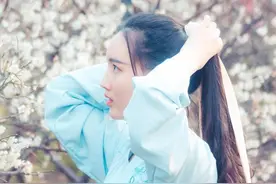 云卷飞山邀对，上联：草长莺飞，处处桃红李白；下联？图片