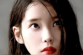 IU李智恩湿发造型清素裸妆，展现什么是高级撩？图片