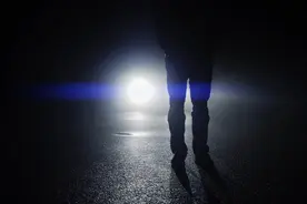 小说：楼下守门老头对我过分热情，一把消失的铁铲让我得知原因图片