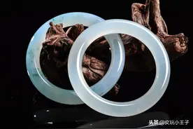有人的翡翠手镯越戴越通透，但有人的越戴越干，区别在哪？图片