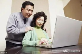 48岁母亲意外怀孕，20岁儿子知道后，欣然支持父母把孩子生下来图片