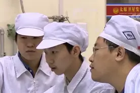 热评丨在青年成长的关键处拉一把图片