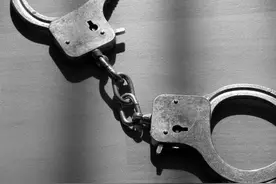 西安被开除辅警未上交辅警证，利用证件敲诈卖淫女5千元后被拘图片