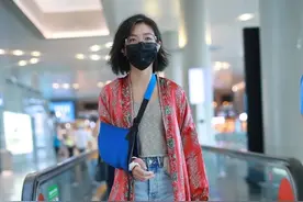 万茜灰色吊带+牛仔短裤，搭配印花长开衫尽显御姐气场图片