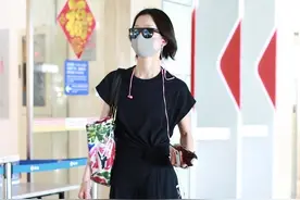 街拍：杜鹃一袭黑色现身机场，时尚造型尽显简约随性图片