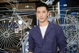 杨洋，你能不能不要那么帅？穿深蓝色套装配白T恤，特有男子气概图片
