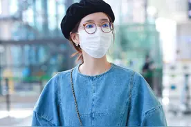 江疏影头戴贝雷帽复古美 蓝色连衣裙有小女子气息图片