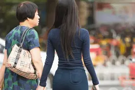 您女儿很“抢手”，几十号男人在等她，都巴不得喊您丈母娘图片
