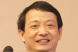 崔万志：从残疾人到千万富翁，他不抱怨，靠自己图片