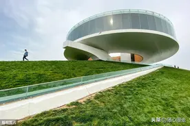 郑州北龙湖畔一座圆环建筑，造型别致仿佛“悬浮”在空中似飞碟图片