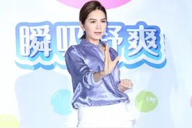 陈嘉桦活泼可爱还会穿，缎面衬衫配白裤，手拿高跟鞋卖萌太俏皮图片