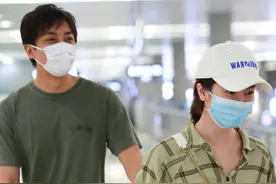暗戳戳秀恩爱？李佳航携娇妻李晟现身机场，两人深浅色搭配太相衬图片