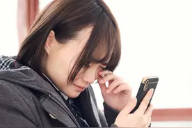女孩因家庭贫困，放弃上大学出去打工，母亲病重连最后一面都没见到图片