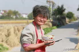 外婆精神失常后，才知道节省口粮养大6个子女的她从未吃过饱饭图片